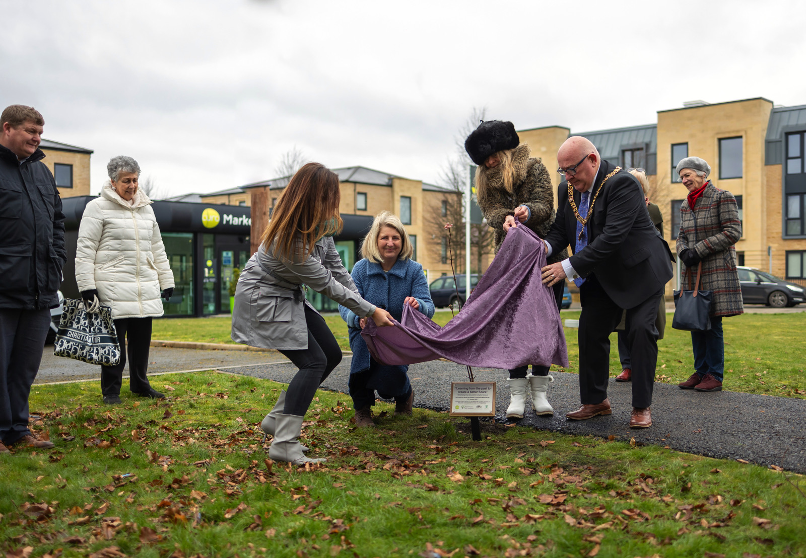 Mulberry Park Honours Holocaust Victims with Moving Ceremony and Plaque Dedication